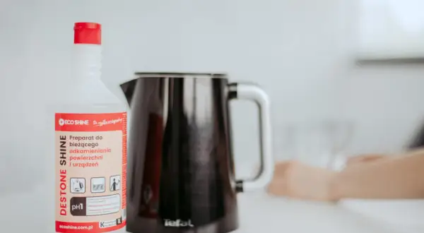 Preparat do odkamieniania czajnika Tefal. Płyn Eco Shine pomoże Ci szybko i skutecznie usunąć kamień.