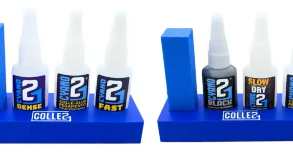 Deux présentoirs bleus avec des bouteilles de super glu CYANO 2 : DENSE, FAST, BLACK, SLOW DRY. Idéal pour les collages professionnels.
