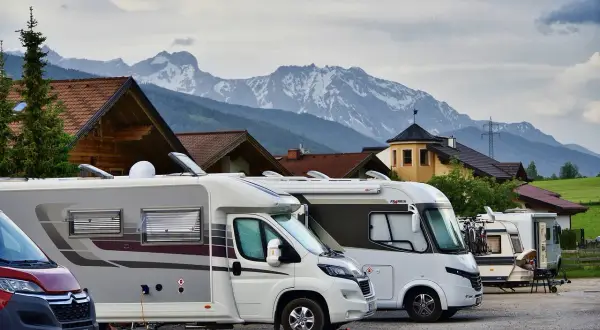 Kampery na kempingu, gotowe na podróż 1500 km. Krótkoterminowe zakwaterowanie w malowniczej okolicy górskiej.