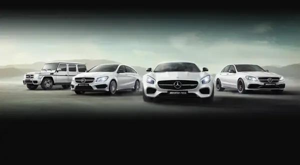 Cuatro modelos Mercedes AMG blancos en fila: un G-Wagen, un CLA Shooting Brake, un GT y un sedán C63.