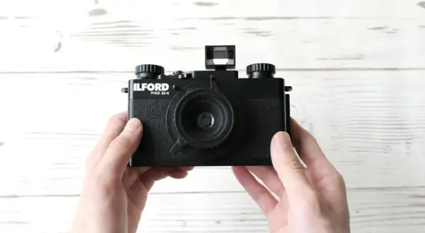 Czarne, jednorazowe zdjęcia z aparatu Ilford Pixie 35-II. Zastanawiasz się, ile kosztuje wywołanie zdjęcia z aparatu jednorazowego?