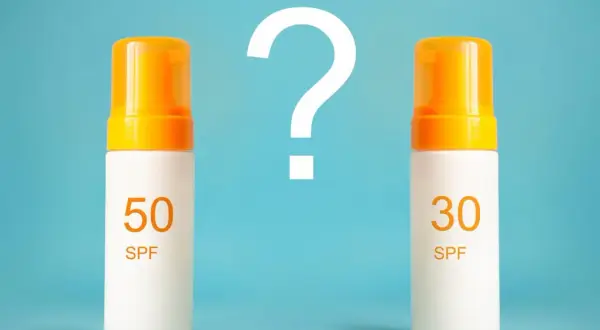 Dwa kremy z filtrem SPF 50 i SPF 30. Który wybrać? Zastanawiasz się, spf co to i jak działa?