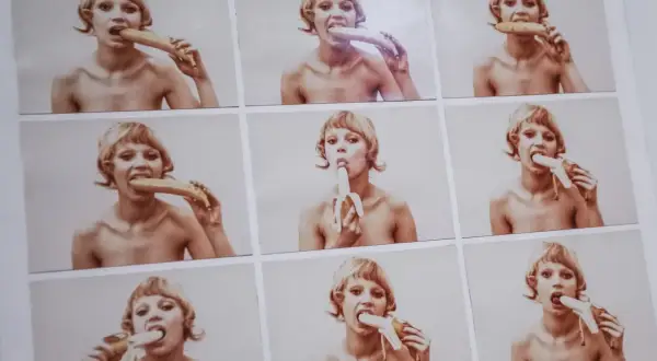 Natalia LL sztuka konsumpcyjna: kobieta je banana w dziewięciu ujęciach, prowokując do refleksji nad cielesnością i pożądaniem.