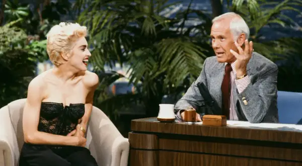 Madonna śmieje się podczas wywiadu, wspominając swoje czasy na "Isla Bonita". Johnny Carson słucha jej z uwagą.