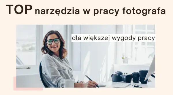Uśmiechnięta fotografka przy biurku z aparatem i obiektywami. Idealny profesjonalny program do obróbki zdjęć dla fotografów ułatwi jej pracę.