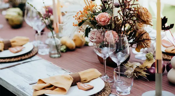 Vacker duka bord inspiration med höstfärger, blommor, ljus och glas. Perfekt för en mysig middag.