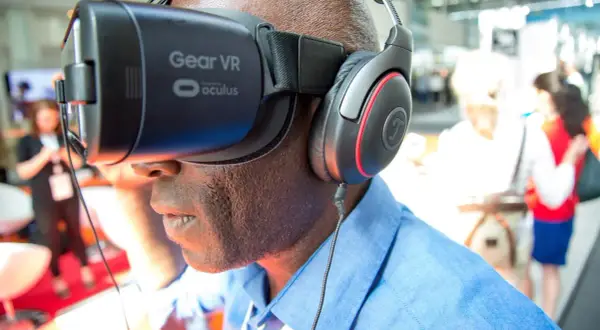 Czy VR psuje wzrok? Okulista radzi, jak bezpiecznie używać gogli.