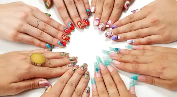 Różnorodne wzory i kolory na paznokciach – od abstrakcyjnych po bajkowe. To właśnie **manicure co to** znaczy sztuka zdobienia dłoni.