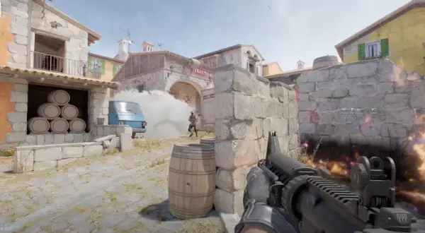 Neues Counter Strike: Spieler in Aktion, Rauchschwaden und Fässer in einer mediterranen Stadtkulisse.