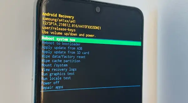 Ekran Android Recovery Samsung. Opcja "Wipe data/factory reset" pomoże jak przywrócić ustawienia fabryczne Samsung bez hasła.