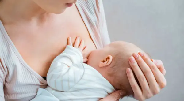 Mama karmi piersią niemowlę. Przerwa na karmienie piersią do jakiego wieku dziecka? To indywidualna decyzja.