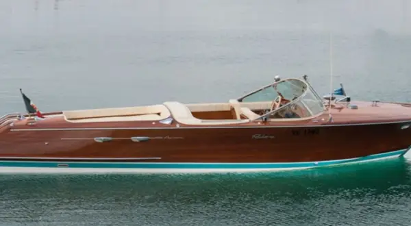 Splendida barca in legno, forse una delle preferite da Gianni Agnelli, solca le acque con eleganza.