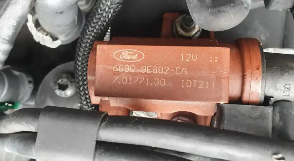 Zawór podciśnienia turbiny Ford Focus 1.6 TDCI, widoczny na zdjęciu, jest kluczowym elementem sterującym pracą turbosprężarki.