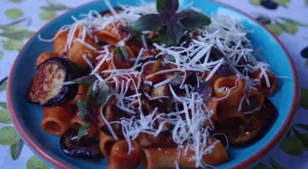 Spaghetti alla norma - tradycyjny przepis na sycylijskie danie wegetariańskie