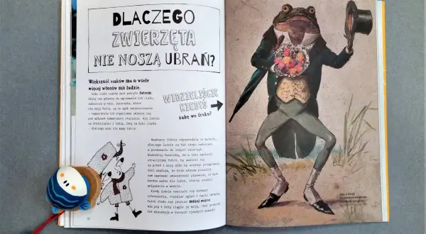 Ilustracja z książki o ichtiologii: żaba we fraku z bukietem kwiatów i kapeluszem. Obok tekst o futrze zwierząt.