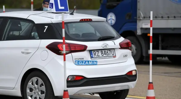Czy można zdać egzamin na prawo jazdy przed 18? Sprawdź, co mówią przepisy!