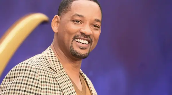 Will Smith uśmiecha się, ubrany w kratowaną marynarkę. Czy to on wie, dlaczego znany aktor odmówił przyjęcia głównej roli w hicie Netflixa?