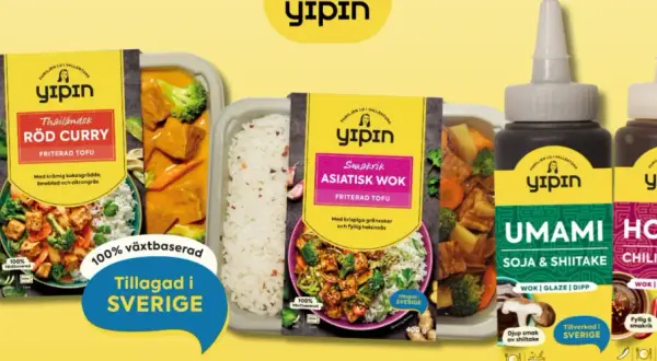Två färdiga rätter med ris och tofu, samt två flaskor asiatisk sojasås: Umami och Hoisin.