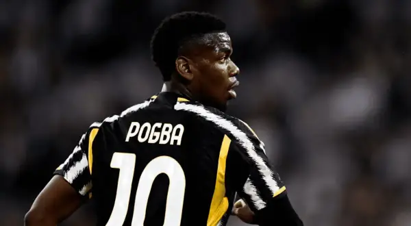 Piłkarz Paul Pogba w czarno-złotej koszulce z numerem 10, gotowy do gry.