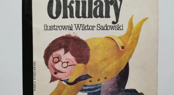 Okładka książki Juliana Tuwima "Okulary" z ilustracją Wiktora Sadowskiego. Dziecko w okularach na czworakach.