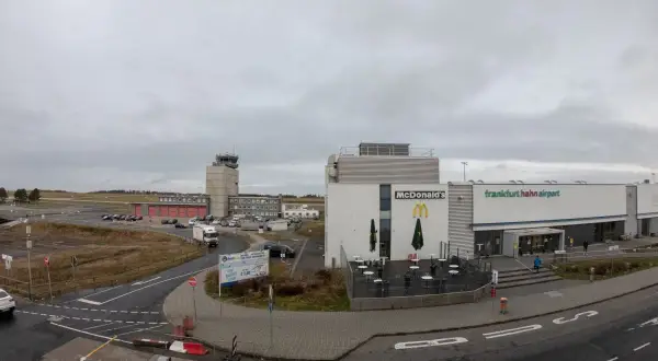 Lotnisko Frankfurt Hahn z McDonald's i wieżą kontroli lotów.