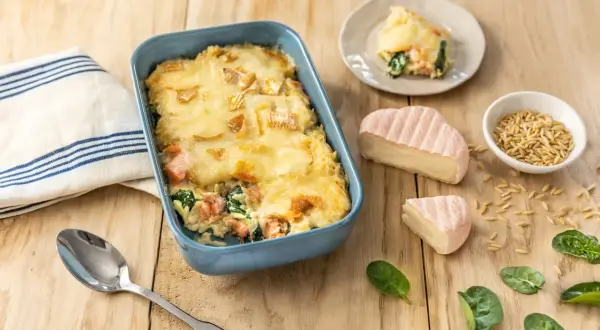Un plat gratiné de saumon et épinards, parfait pour un repas du soir familial rapide. Accompagné de fromage et de pâtes orzo.