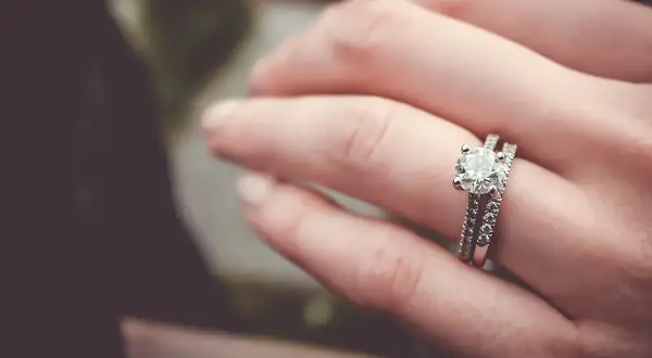 Anillo de compromiso con diamante, montado en platino, que es el platino, un metal precioso y duradero.
