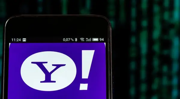 Ekran smartfona z logo Yahoo. Chcesz wiedzieć, jak usunąć Yahoo? Ten obraz może być pomocny.