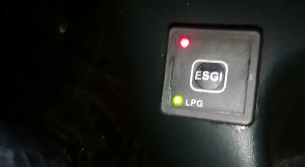 Przełącznik gazu ESGI z zieloną diodą LPG. Czerwona lampka sygnalizuje awarię.