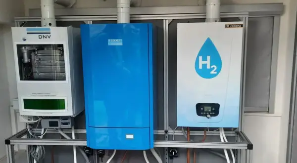 Trois chaudières, dont une **chaudière hydrogène** Remeha avec le logo H2, sont installées sur un cadre métallique.