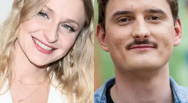 Uśmiechnięta blondynka i mężczyzna z wąsikiem. Czy to Kaśka Sochacka i jej partner?