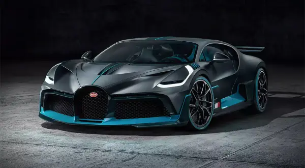 Szary Bugatti Divo z błękitnymi akcentami, gotowy do bicia rekordów prędkości.