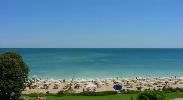 Złote Piaski: Ile trwa lot z Polski? Szybko na plażę!