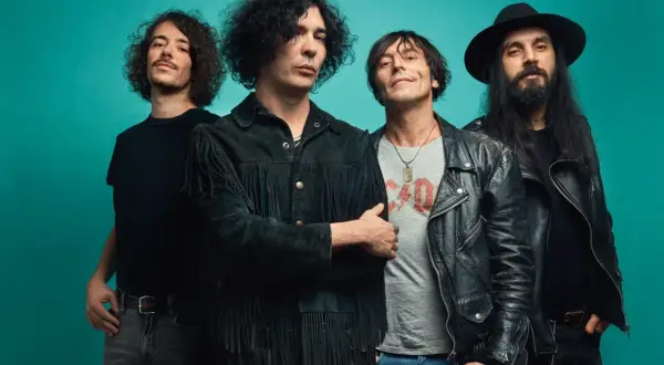 I quattro membri dei The Zen Circus, con look rock, sembrano pronti a salire sul palco, un'energia che fa pensare alla loro musica, quasi una droga.