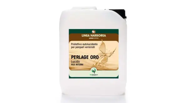 Bidone bianco con etichetta "Perlage Oro Lucido" per parquet. Il colore del prodotto è un dorato perlato, come una farfalla che emerge da una cascata.