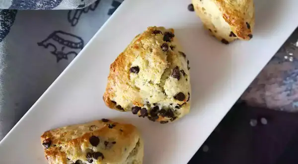 Tre gyllene scones med choklad, redo att avnjutas.