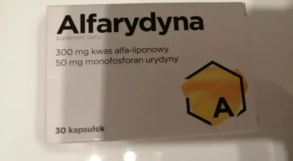 Opakowanie suplementu diety Alfarydyna, zawierające 30 kapsułek z kwasem alfa-liponowym i monofosforanem urydyny.