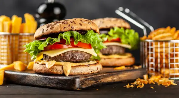 Dwa soczyste burgery z wołowiny, ser, warzywa i frytki. Idealne mięso na burgery to podstawa pysznego dania.