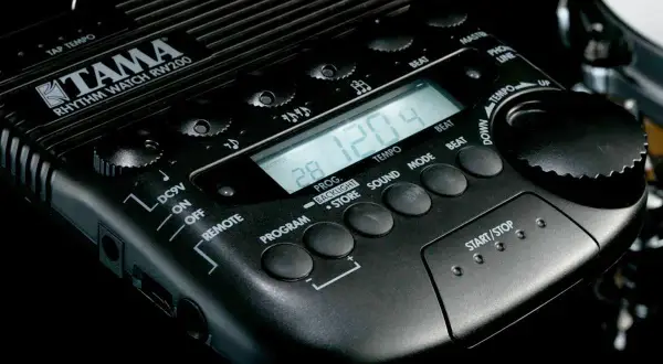 Czarny metronom do gitary Tama Rhythm Watch RW200 z cyfrowym wyświetlaczem i przyciskami do ustawiania tempa i rytmu.