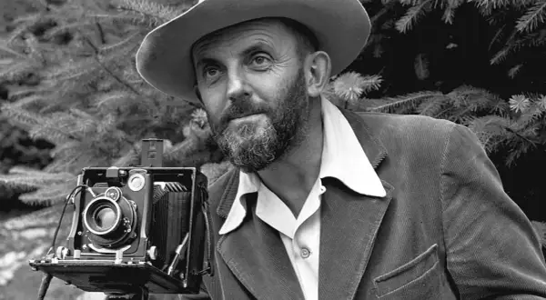 Uomo con cappello e barba, con una vecchia macchina fotografica. Potrebbe essere il best photographer in the world.