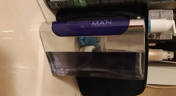 Elegancka butelka Paco Rabanne Ultraviolet Man z fioletowym akcentem i metalicznym wykończeniem, gotowa do użycia.