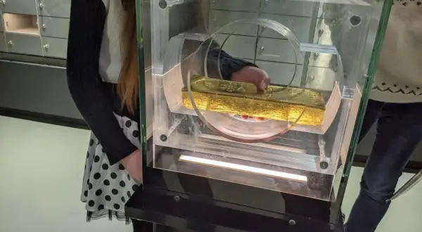 Un lingote de oro de 12 kg, exhibido en una vitrina. ¿Cuánto vale un lingote de oro de 12 kg?