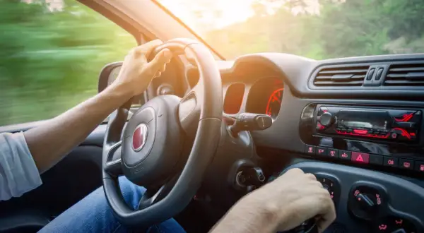 Ręce na kierownicy, droga przed nami. Pamiętaj, że nawet niewielka ilość alkoholu we krwi może wpłynąć na Twoje reakcje za kierownicą. Bezpieczeństwo przede wszystkim!