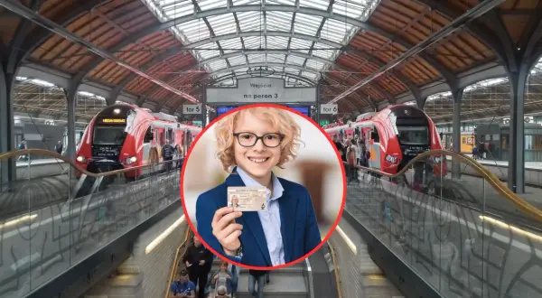 Chłopiec z legitymacją szkolną na dworcu PKP, obok pociągów. Czy wystarczy zdjęcie legitymacji w PKP?