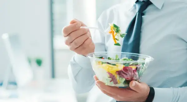 Biznesmen je sałatkę z pojemnika. Czy usługa cateringowa a odliczenie VAT to temat, który Cię interesuje?