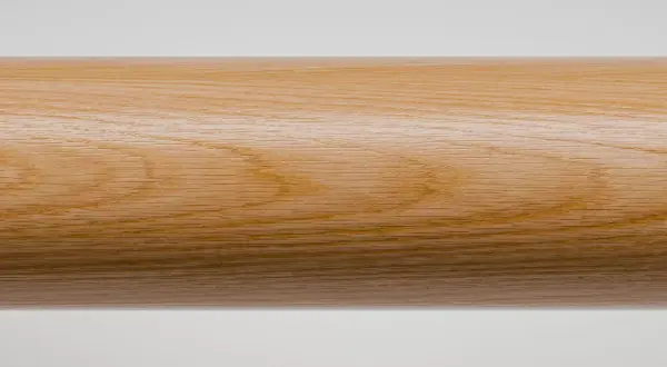 En närbild av en rund ekträ, behandlad med olja. Träets ådring är tydlig och ger en varm, naturlig känsla.
