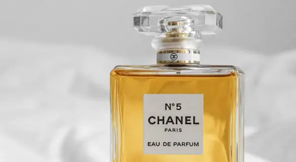 Elegancka butelka perfum Chanel N°5 Eau de Parfum, symbol luksusu i klasyki.
