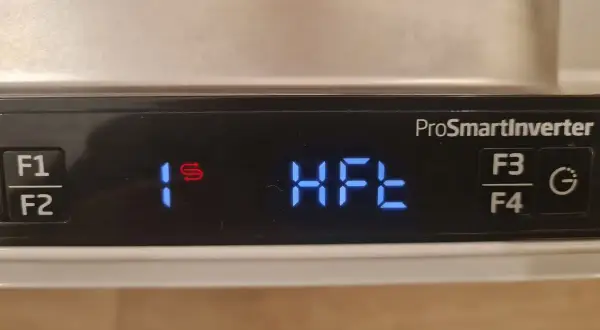 Panel zmywarki Beko: przyciski F1, F2, F3, F4, symbol "1s" i napis "HFE".