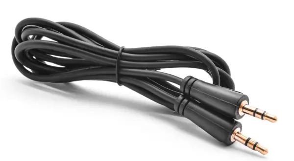 Czarny kabel aux z dwoma wtykami jack 3.5mm. Idealny do podłączenia telefonu do głośników.