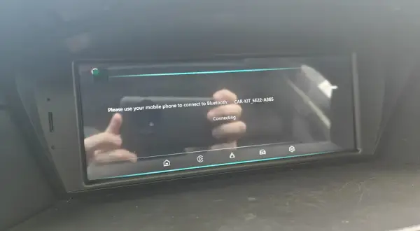 Schermo auto che indica "Connecting" per Android Auto. Il Bluetooth CAR-KIT_5E22-A365 non si connette.
